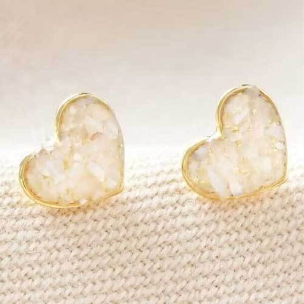 Boucles d'oreilles en forme de coeur avec coquillage • Or • Laiton plaqué 14 carats - Shop Spirituel 3