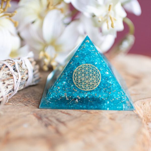 Pyramide d'Orgonite Topaze Bleue - Fleur de Vie - Shop Spirituel 1